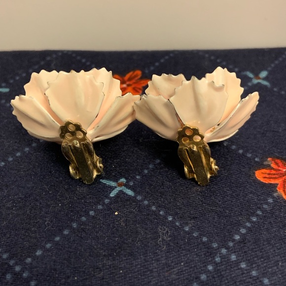 *LAST CALL Vintage Mid Century ‘50’s Enamel Flower Earrings Clip On - Picture 2 of 4